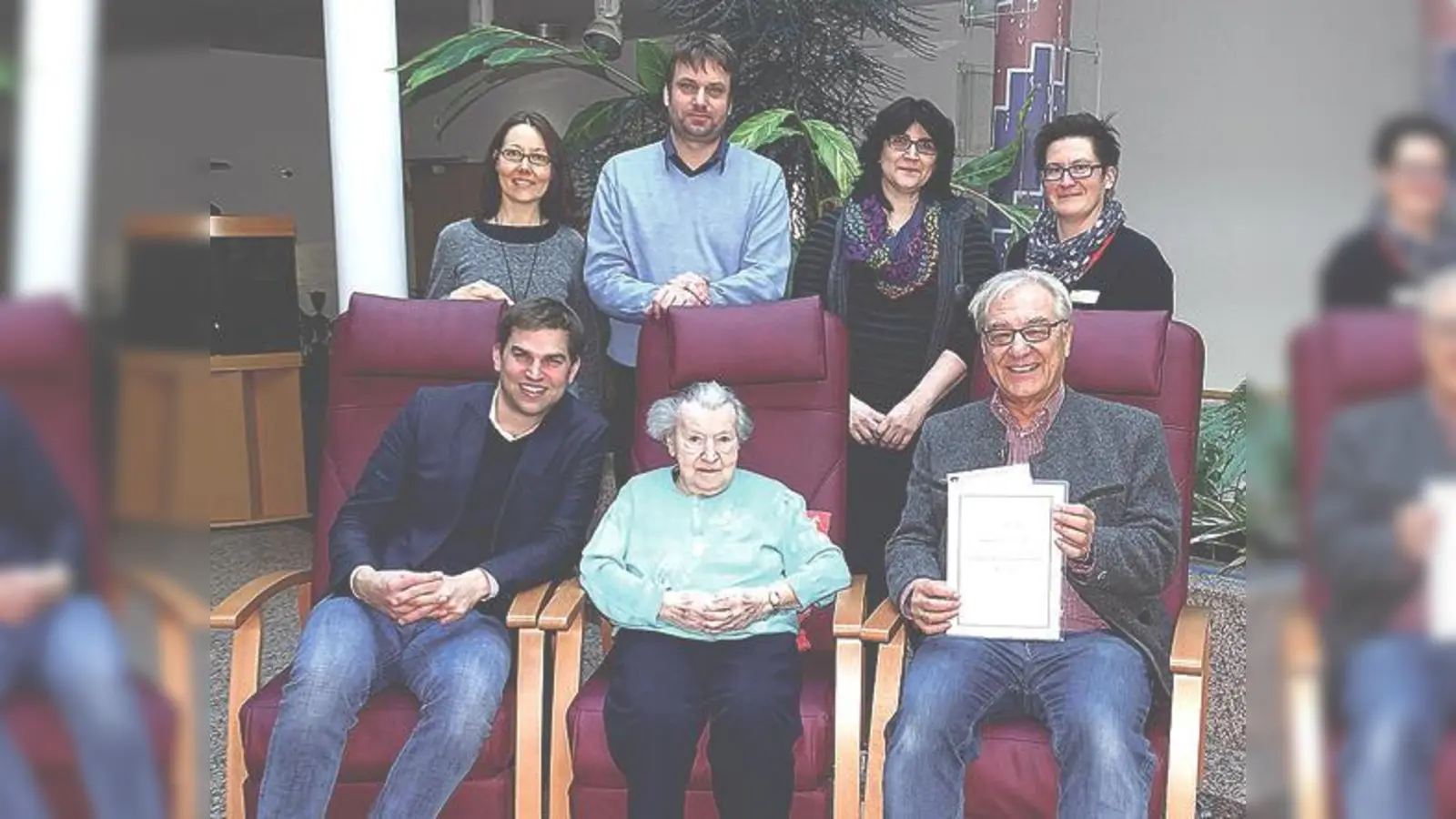 Relax-Sessel für die Kirchheimer Senioren: Darüber freuen sich auch Bürgermeister Maximilian Böltl  (unten links) und Helmut Brandt vom Förderverein Collegium 2000 (unten rechts).	 (Foto: Verein)