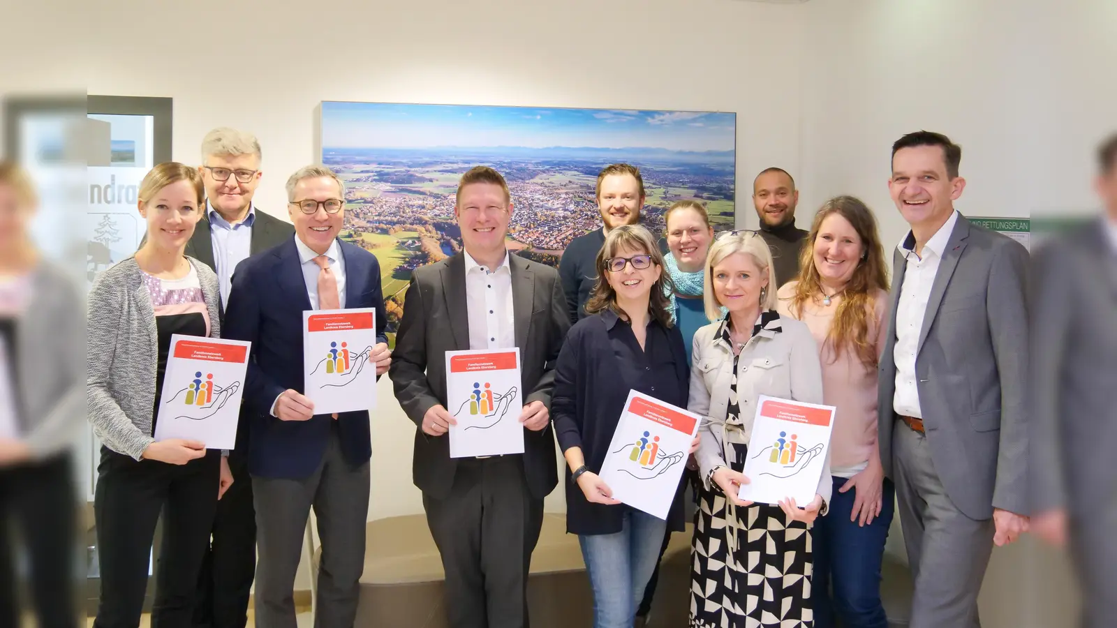 Alle gemeinsam für ein Ziel: Margit Schubert, Abteilungsleiterin Soziales, Markus Hohenegger, Jugendamt, Christian Salberg, Abteilungsleiter Jugend, Familie und Demografie, Benedict Hoigt, Jobcenter, Sebastian Sterr, Sozialhilfeverwaltung, Ingrid Middendorf, Schwangerenberatung, Anschi Kandlbinder, Wohnungswesen, Elke Stauber, Familienkasse Bayern Süd, Jochen Specht, Sozialplanung und Demografie, Anja Ruß, Wohnungswesen und Norbert Hartmann, Familienkasse Bayern Süd. (Foto: Landratsamt Ebersberg)