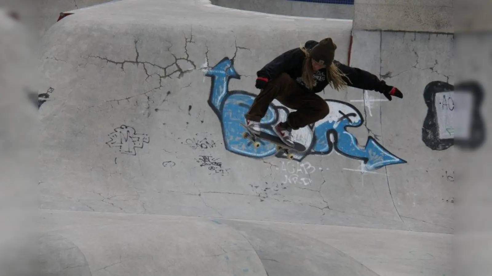 Daniel zeigt einen „Ollie” - ein Sprung aus dem Stand, bei dem die Füße auf dem Brett bleiben, während es sich in der Luft befindet. (Foto: BK)