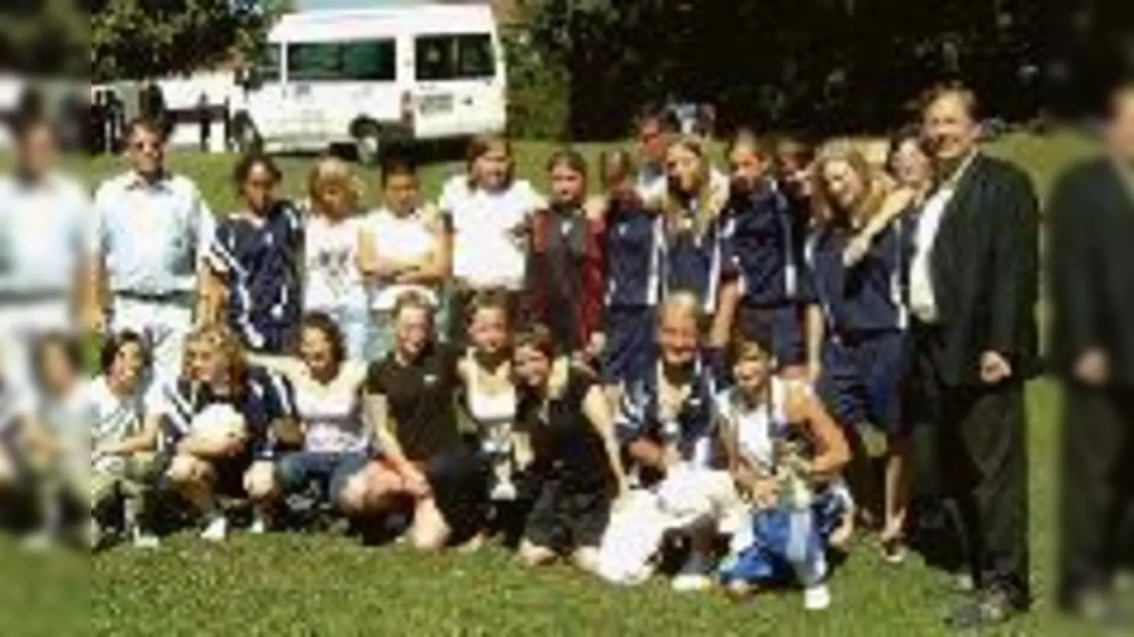 Dr. Rainer Koch (re.) und PSV-Präsident Hendrik Wanger (li.) mit den B-Juniorinnen des gastgebenden PSV München.	  (Foto: Verein)