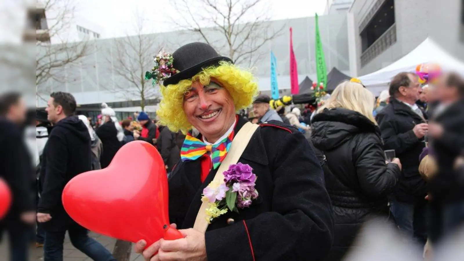 Familiengaudi auf dem Paseo am 3. März. Im vergangenen Jahr kam Helmut Lipah als Clown und Ballonkünstler und erfreute die Faschingsnarren. (Foto: us)