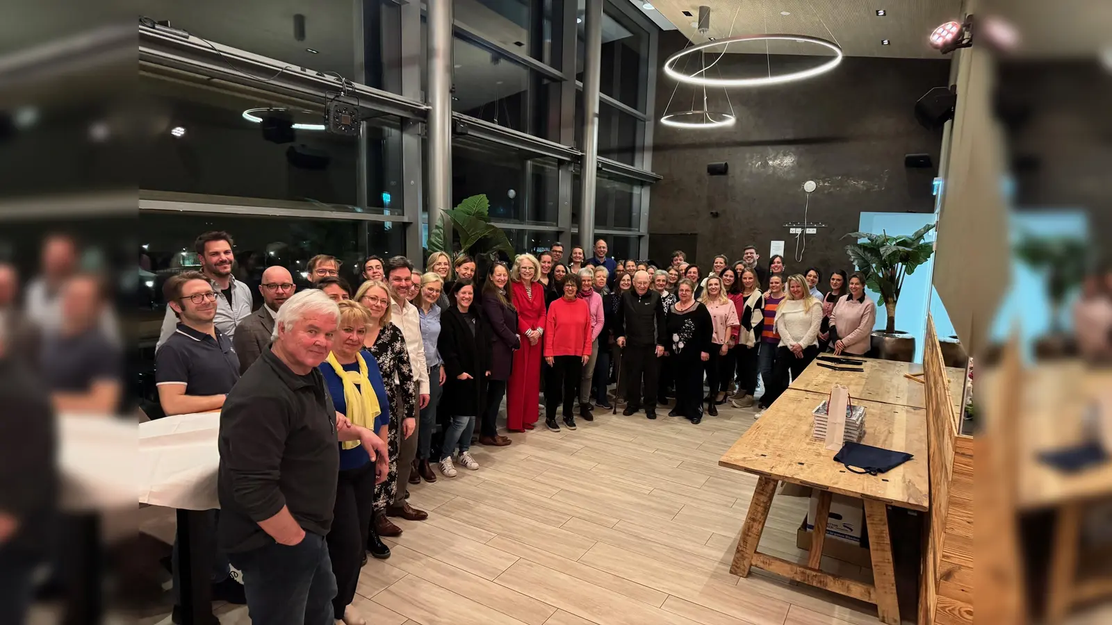 Zweite Bürgermeisterin Angelika Kammerl (Mitte) bedankt sich bei den Schulweghelfern mit einem Abendessen und Austausch. (Foto: Stadt Starnberg)