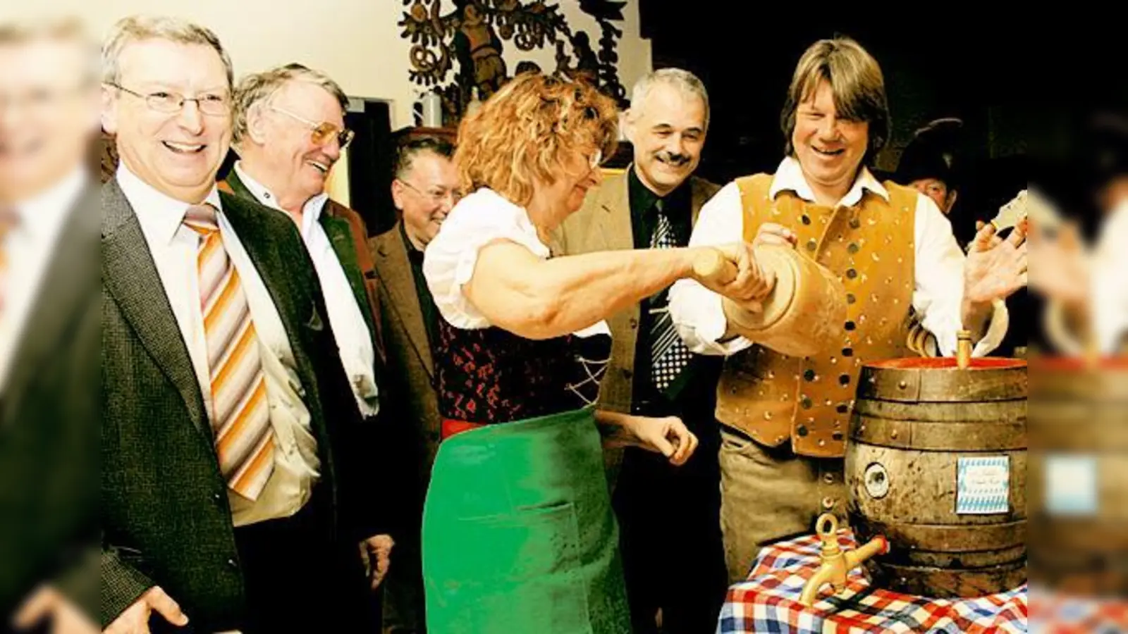 Von links: Johann Altmann (FW), Festringvorsitzender Manfred Westner, Christian Penzkofer (Pfarrer von St. Michael Perlach), Marina Achhammer (SPD), BA-Mitglied Werner Ruf (CSU), und Stefan Jakob (Chef des Bräustüberls der Forschungsbrauerei).  (Foto: Hirt)