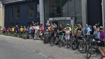 Startschuss zum Stadtradeln: Gemeinsam ging es Richtung Olchinger Volksfest. (Foto: Gemeinde Alling)