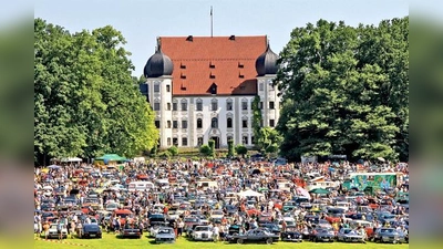 Oldtimer soweit das Auge reicht: Am Fronleichnamsfeiertag, 26. Mai, wird das Schlossgelände von Maxlrain bei Bad Aibling ab 10 Uhr zur chromblitzenden Flaniermeile.	 (Foto: ADAC)