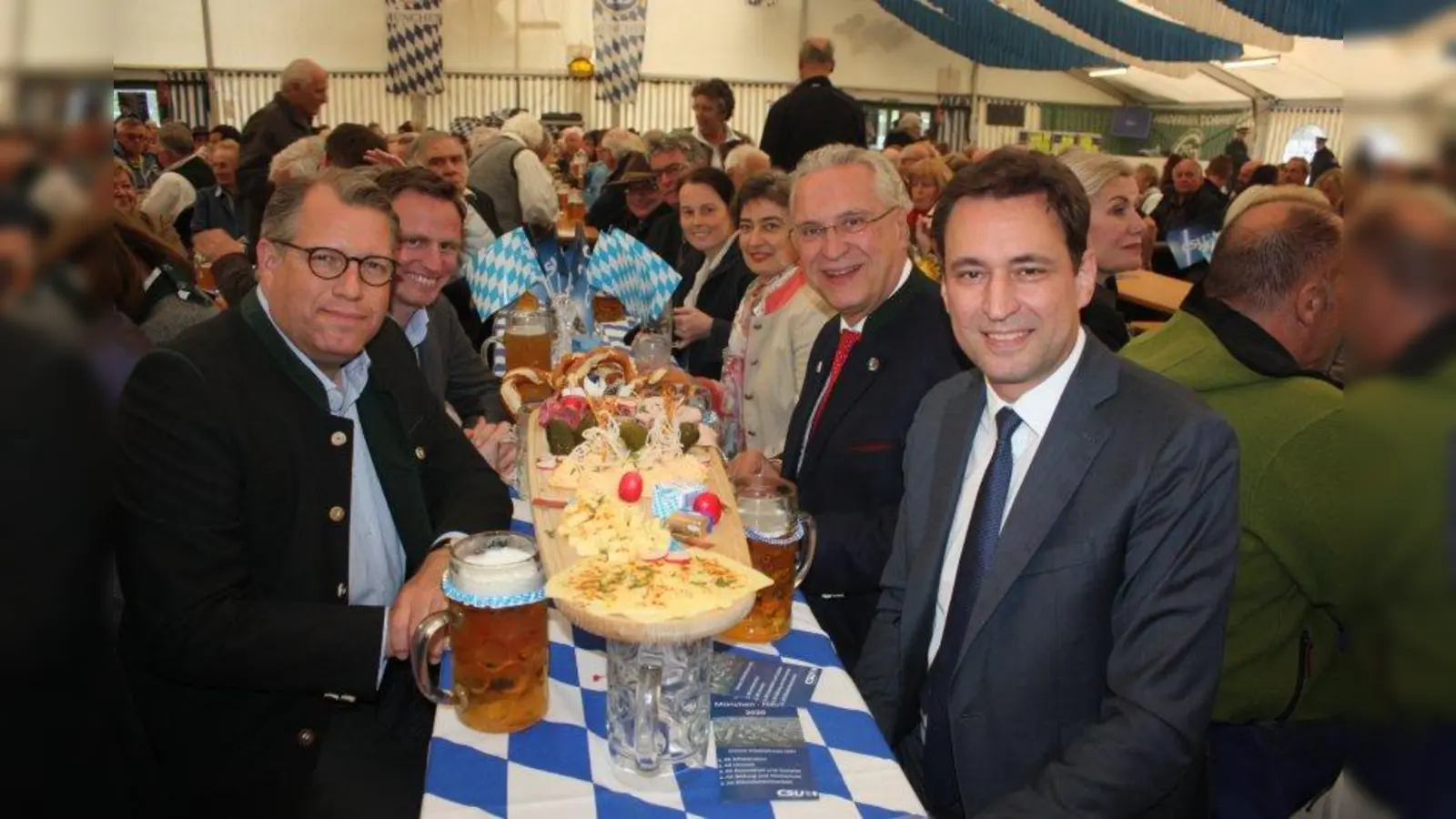 Politik beim Haderner Dorffest:Justizminister Georg Eisenreich, Innenminister Joachim Herrmann, Beate Meyer (Frauen-Union) und Bezirksrätin Birgit Hainz (rechts) sowie MdB Michael Kuffer und Stadtrat Hans Theiss (links). (Foto: job)