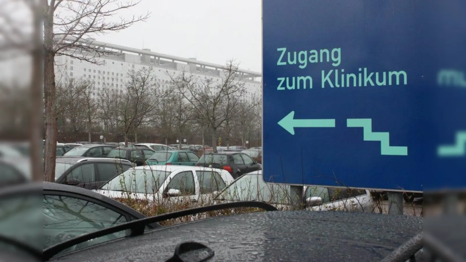 Zugang zum Klinikum: Wer sein Auto hierfür länger abstellt, muss sein Scherflein entrichten. (Foto: job)