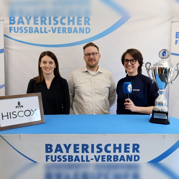 Marie Baumert (BFV-Abteilungsleiterin Jugend), Leo Molatore von BFV-Partner Hiscox und BFV-Moderatorin Theresa Leinfelder (von links) bei der Auslosung der Viertelfinalspiele im Verbandspokal. (Foto: Philipp Schmatloch/BFV)