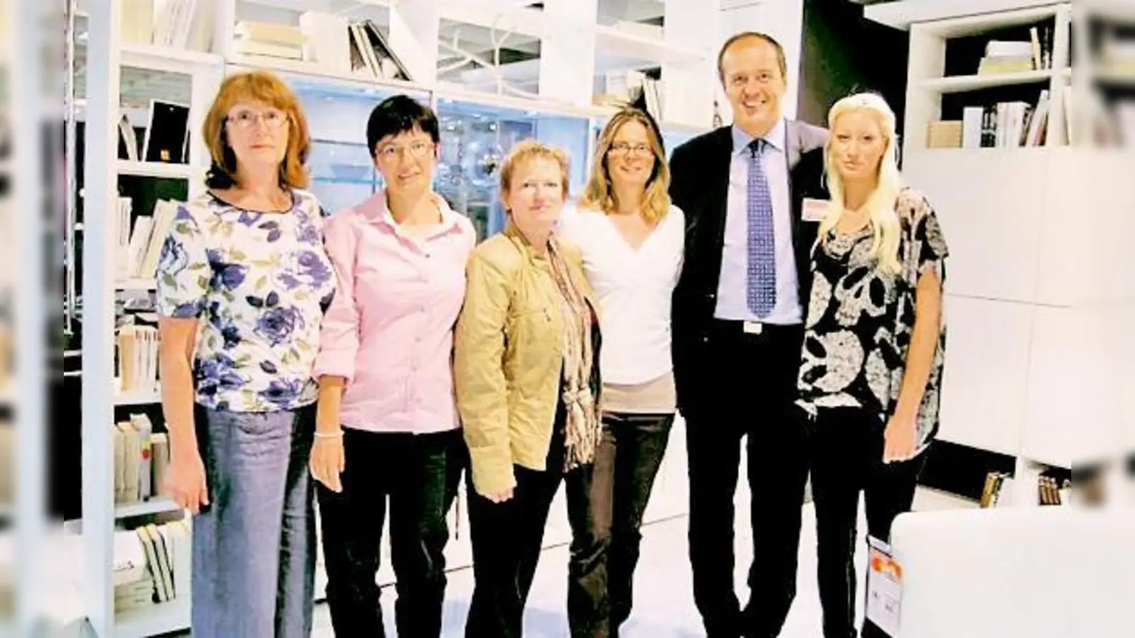 Gerda Zizek, Maria Beer, Karola Ringe, Eva Rosenstein, Wolfgang Rauscheder und Katrin Zizek (v. li.) hoffen auf einen großen Umsatz am Freitag bei Segmüller.	 (Foto: Segmüller)