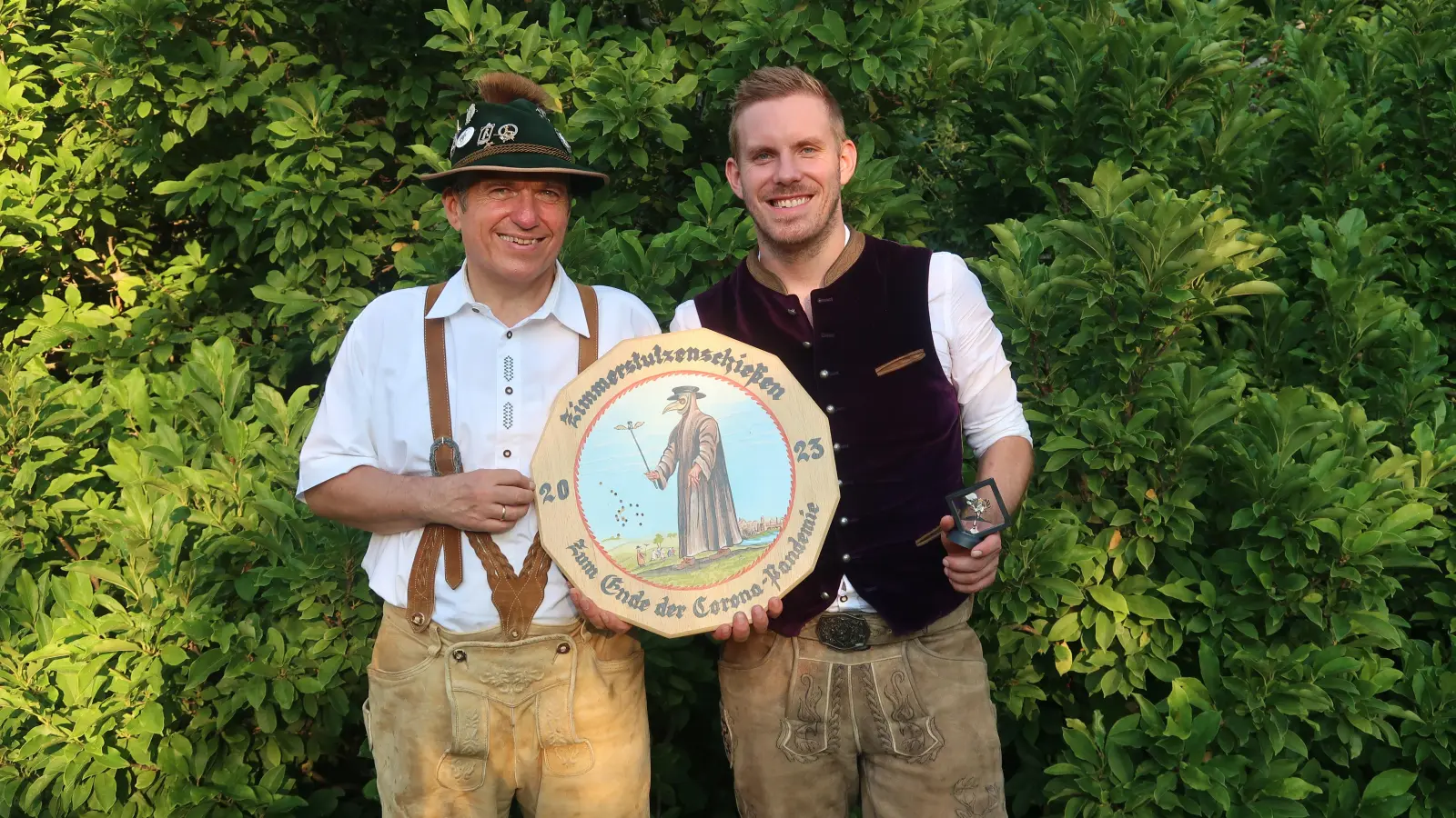 1. Schützenmeister Werner Horn (l.) und Florian Neuner (r.), Gewinner der Corona Scheibe.<br> <br>  (Foto: SG Unterhaching)