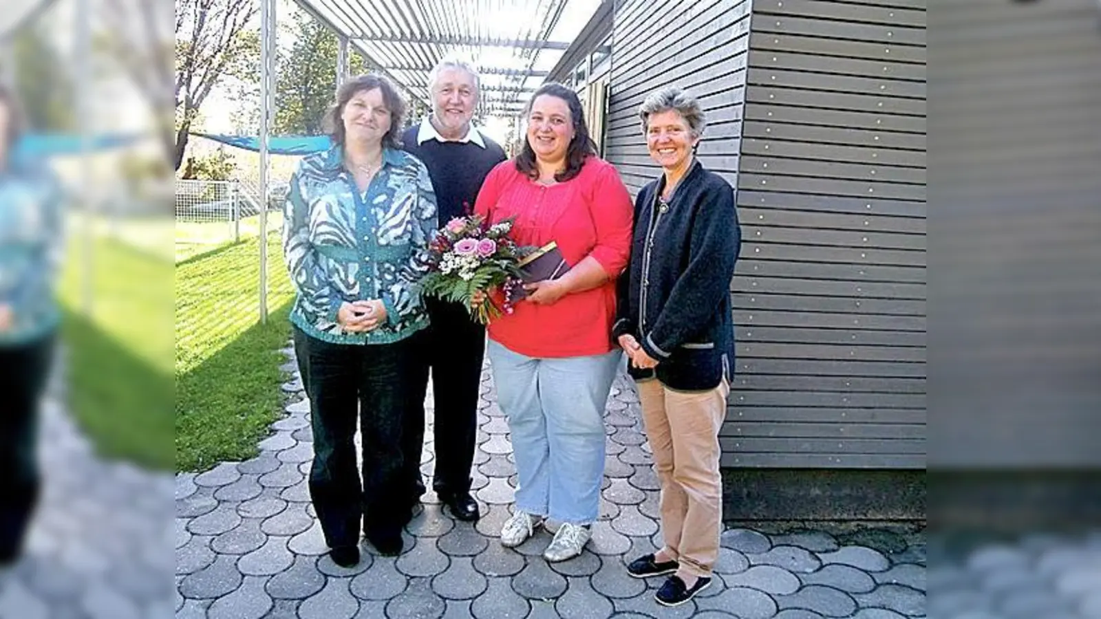 20 Jahre im Kinderhaus: Sonja Schranner (Mitte) freute sich über Blumen.	 (Foto: privat)