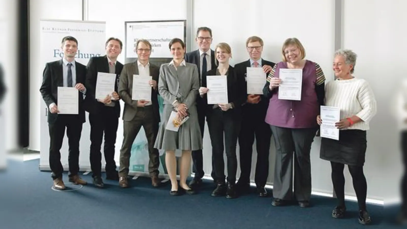 Die Vertreter der vom Bundesentwicklungsministerium ausgewählten Projekte mit Bundesminister Gerd Müller (Mitte).	 (Foto: M. Stobrawe, Klinikum rechts der Isar)