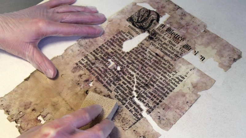 Bei Führungen durch die Restaurierungs- und die Fotowerkstätten des Bayerischen Hauptstaatsarchivs erhalten Besucher Einblicke in die Restaurierung historischer Dokumente. (Foto: Hauptstaatsarchiv)