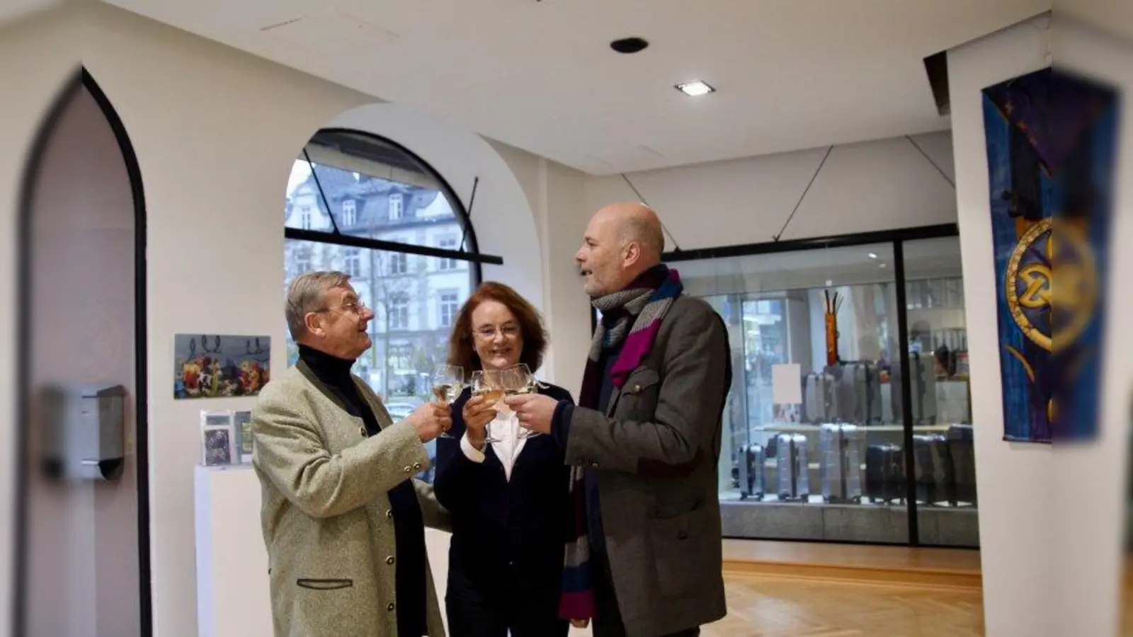 Auf den Erfolg der Pasinger Galerie-Kultur: Eckehardt Weiß, die Vereinsvorsitzende Maria Osterhuber-Völkl und Förderpreisträger und Autor Matthias Praxenthaler (v.l.). (Foto: us)