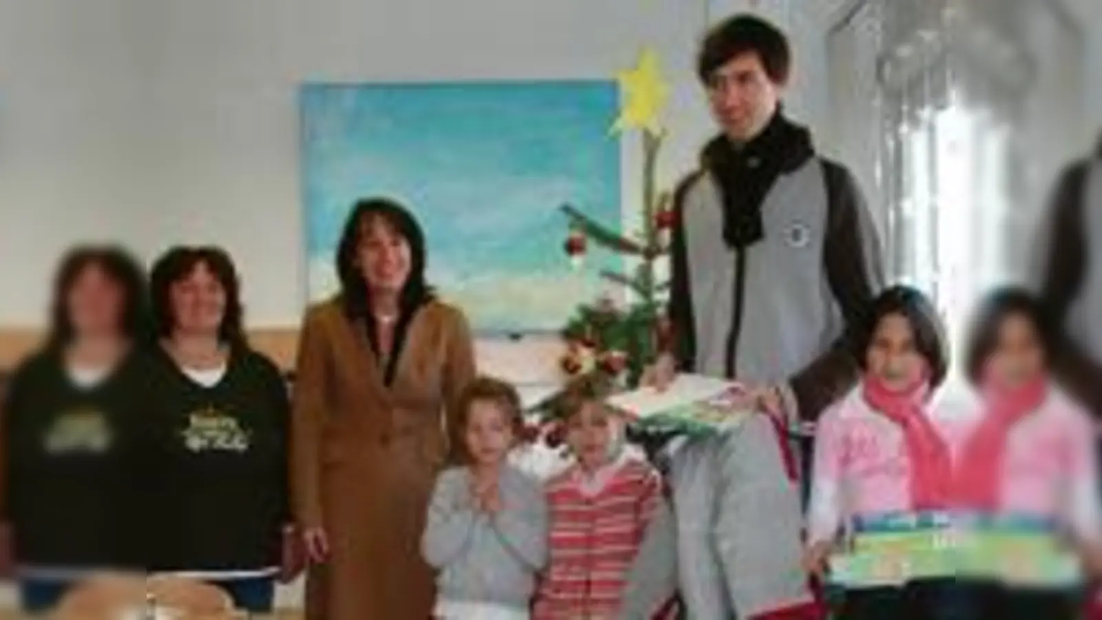 Simon Schild nimmt die Spenden der Schulkinder dankbar  (an.Foto: Privat)