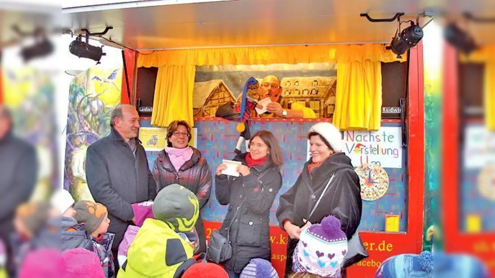Thomas Budweiser (Trauerhilfe Denk), Katharina Wollmann, Shila Kundu und Edeltraud Kauffmann (v. l.) bei der Scheckübergabe.         	 (Foto: VA)