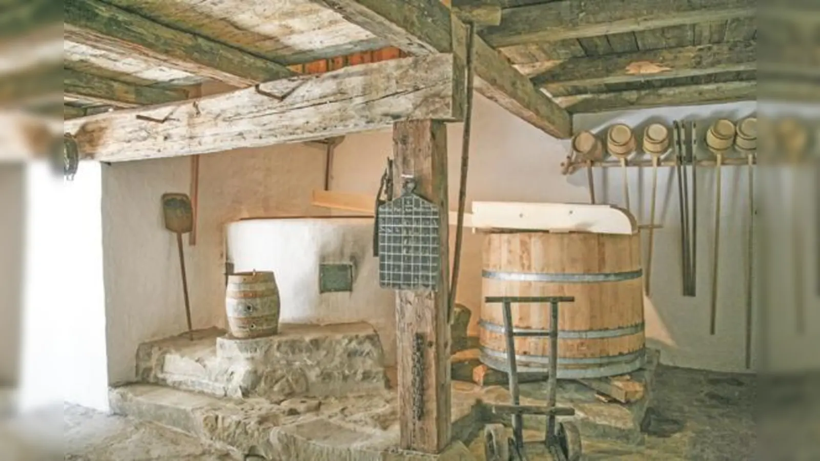 Eingemauerte Sudpfanne und Läuterbottich.	 (Foto: Markus Wasmeier)