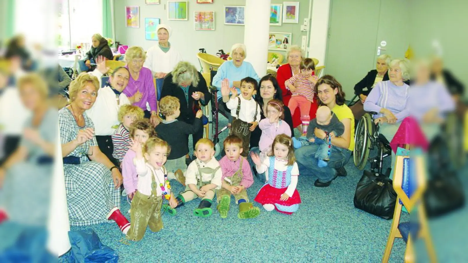 Die Kinder des Kiddie Hauses zu Gast im Seniorenheim in der Hugo-Troendle-Straße. (Foto: pi)
