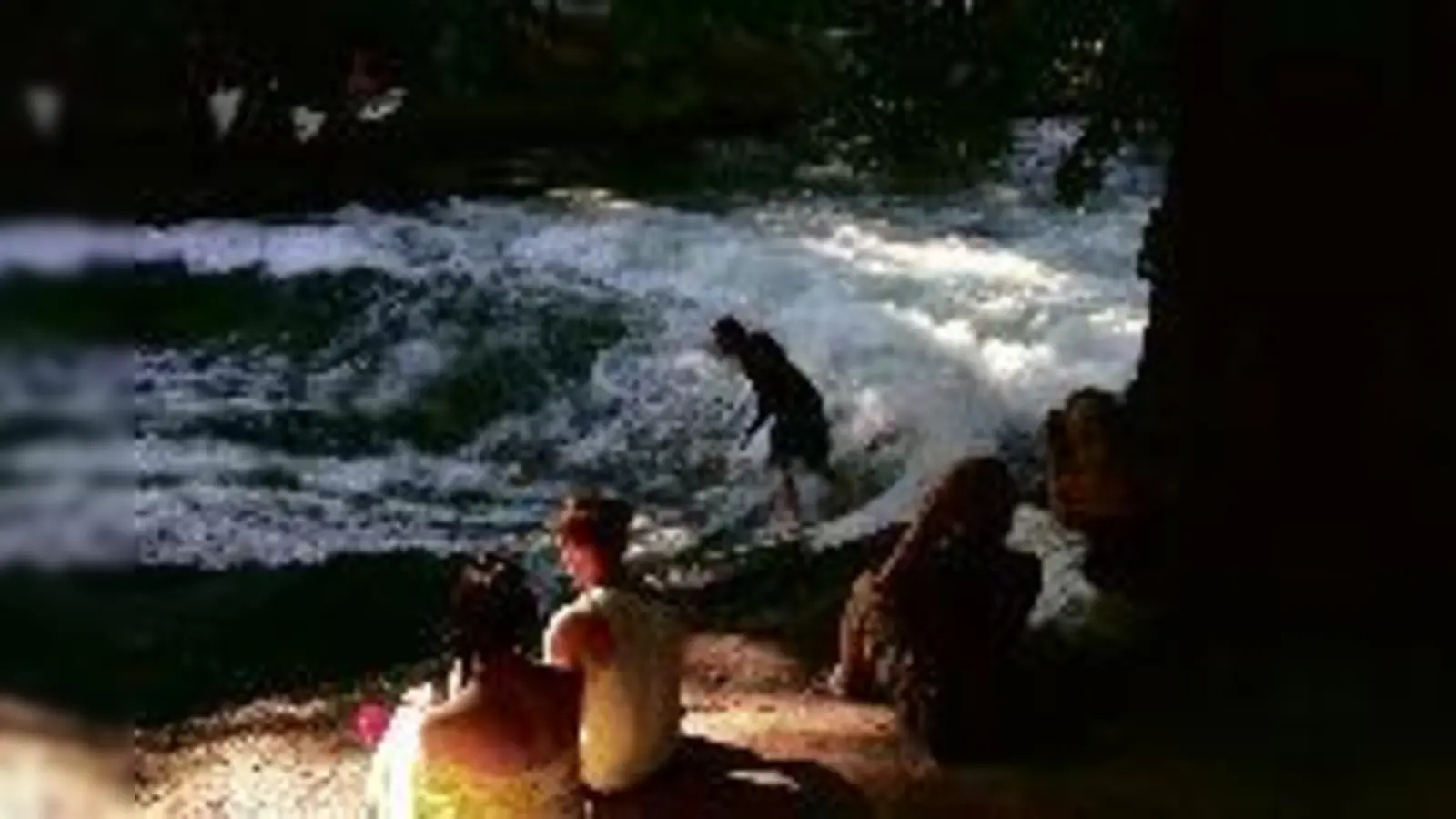 Verbot zwecklos? Der Eisbach mitsamt seinen Surfern und Schwimmern ist eine Attraktion in München. 	 (Foto: gw)