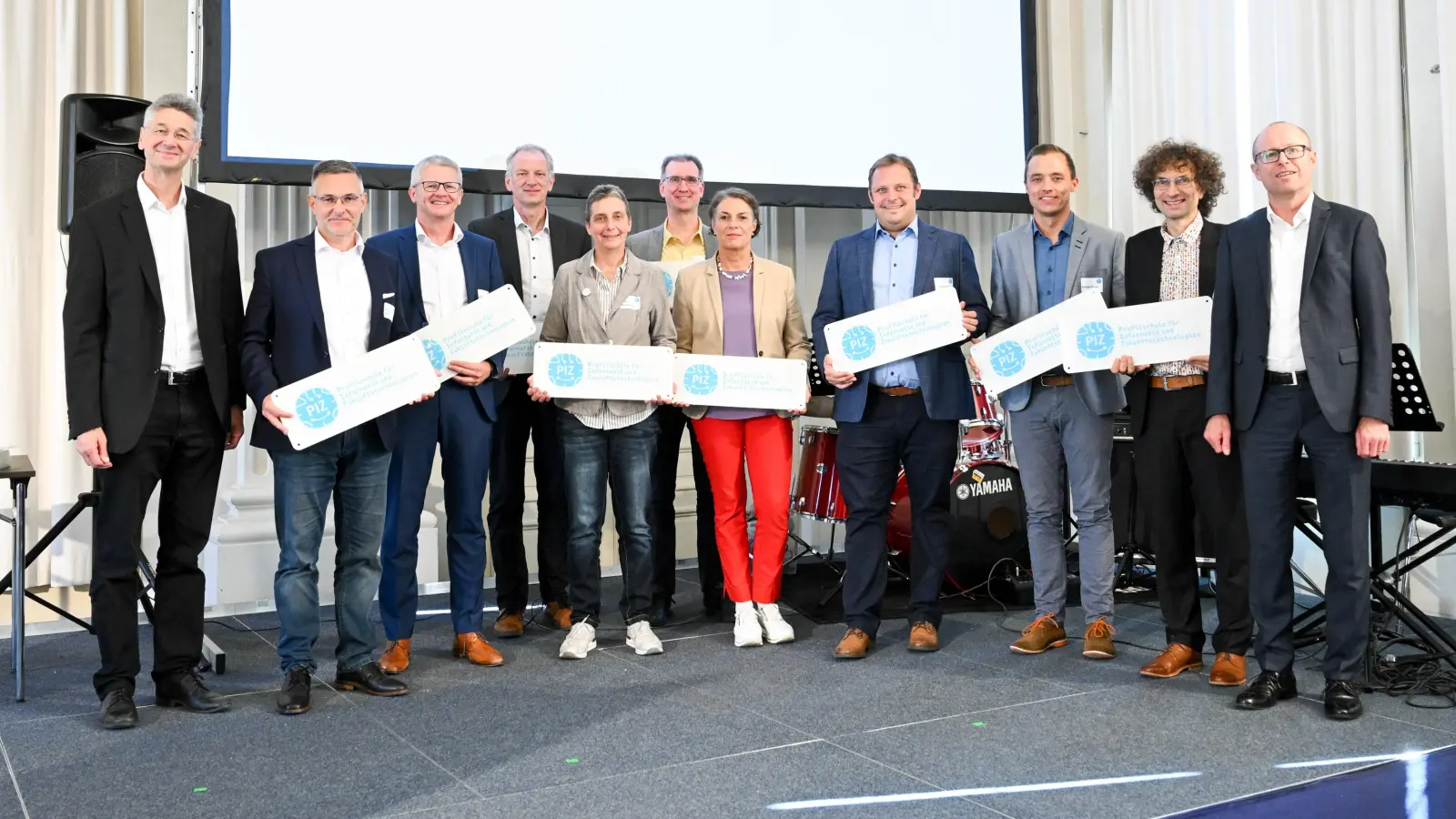 Kultusminister Michael Piazolo (links) und Christof Prechl, Hauptgeschäftsführer der vbw (rechts), zeichneten u.a. das Erasmus-Grasser-Gymnasium und weitere Gymnasien aus. (Foto: Tobias Hase / stmuk)