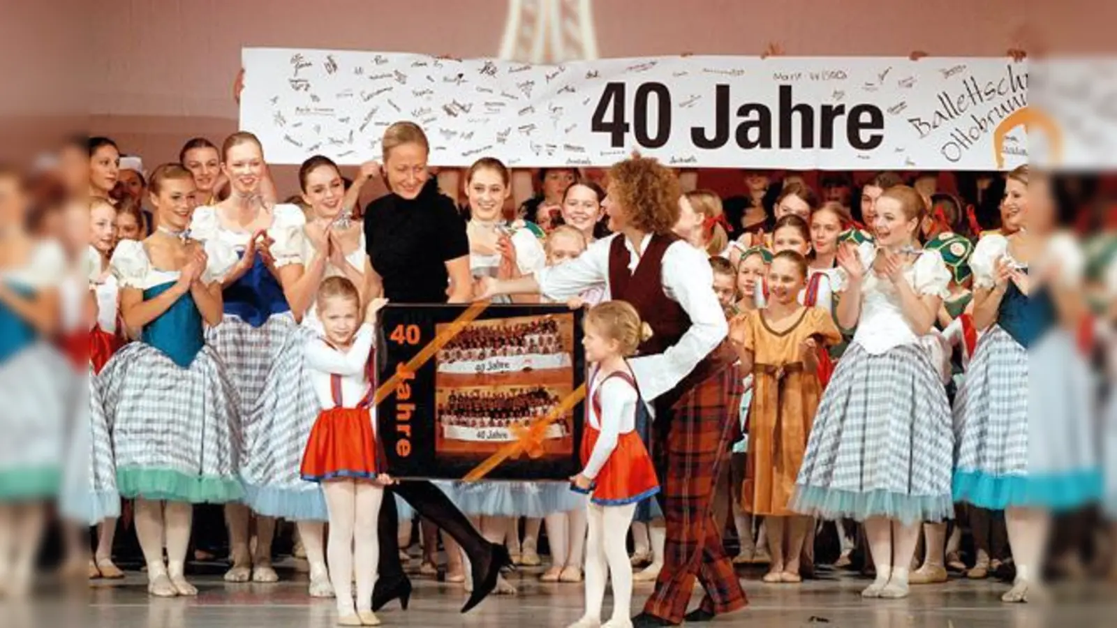 Ballettschulleiterin Marcella Weber (in schwarz) inmitten ihrer begeisterten Schüler nach einer gelungenen Aufführung.	  (Foto: Claus Schunk)