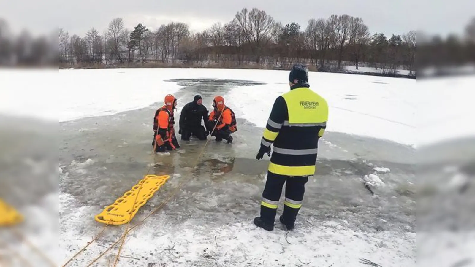 Wie rettet man jemanden aus dem Eis: Die Kameraden der Freiwilligen Feuerwehr Garching probten genau dieses Szenario.	 (Foto: Freiwillige Feuerwehr Garching)