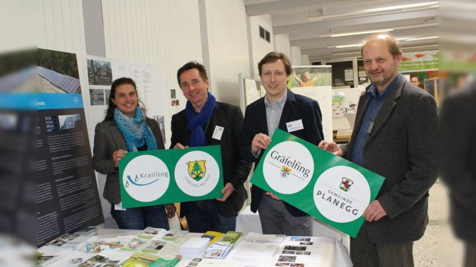 Interkommunales Projekt von vier Gemeinden: v.l. Susanne Brittinger (Krailling), Milan Jermar (Neuried), Thomas Leineweber (Gräfelfing) und Johannes Rausch (Planegg) organisierten den Energietag. (Foto: US)