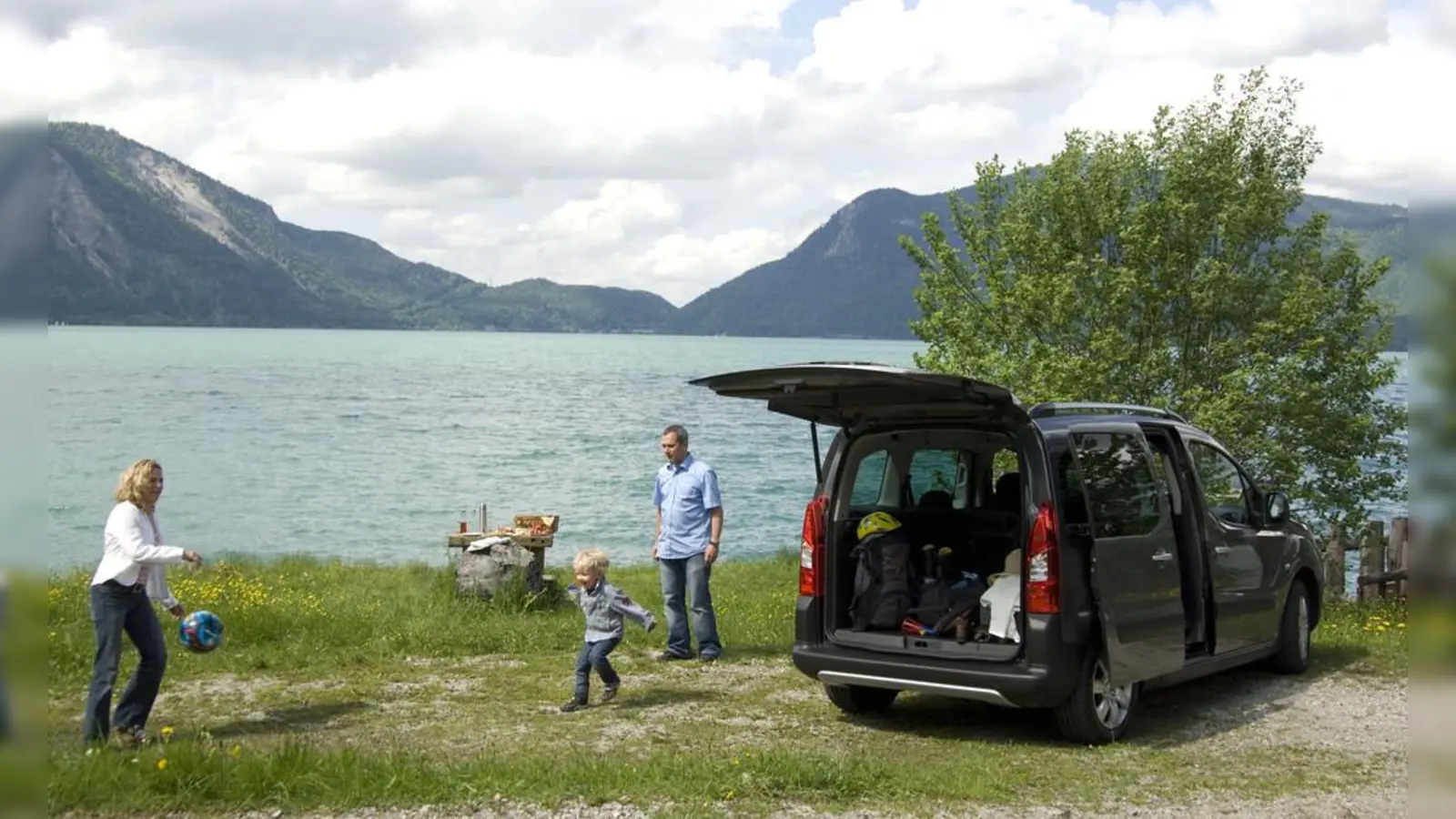 Wer mit dem Auto Urlaub im Ausland macht, sollte sich vorab über die dort geltenden besonderen Verkehrsregeln informieren. (Foto: Autoren-Union Mobilität/Peugeot)