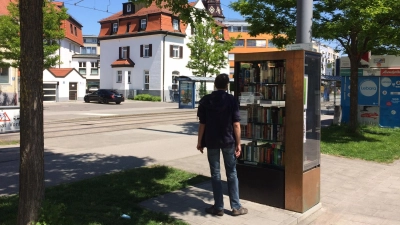 Bücherschrank in Moosach - stets offen und mit spannendem Inhalt. (Foto: Daniel Mielcarek)