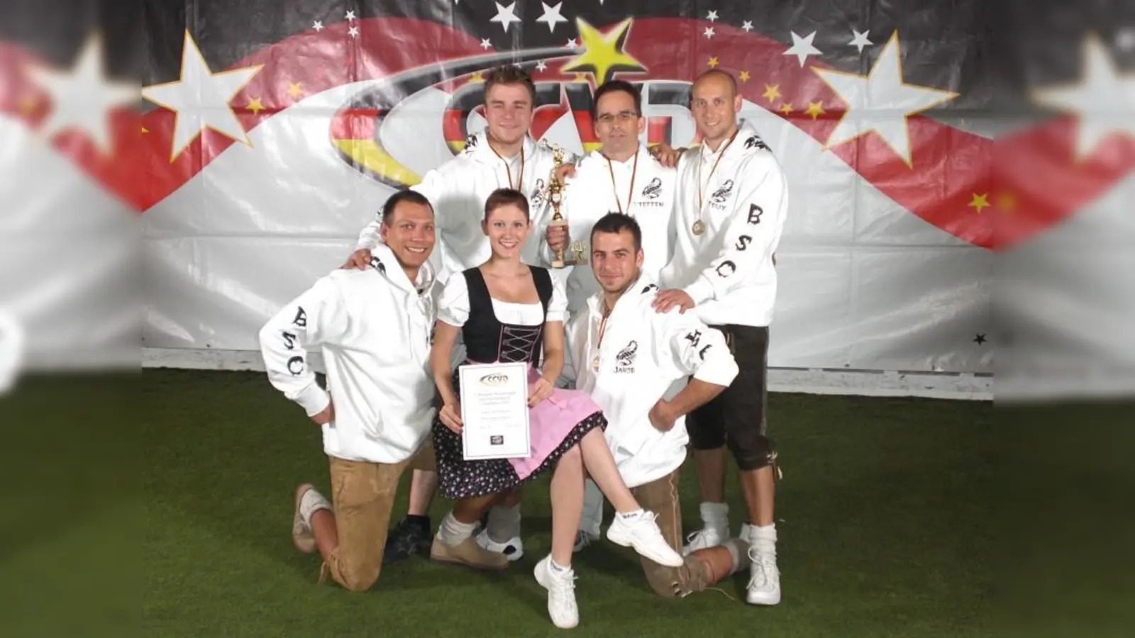 Viel Applaus gab es in Leverkusen für (von links, hinten) Tobias Mayer, Trainer Steffen Haug und Felix Paul, (vorne) David Mann, Manuela Schäufler und Jakob Ostermeier als sie ihre Urkunde in Dirndl und Lederhosen entgegennahmen. (Foto: pi)