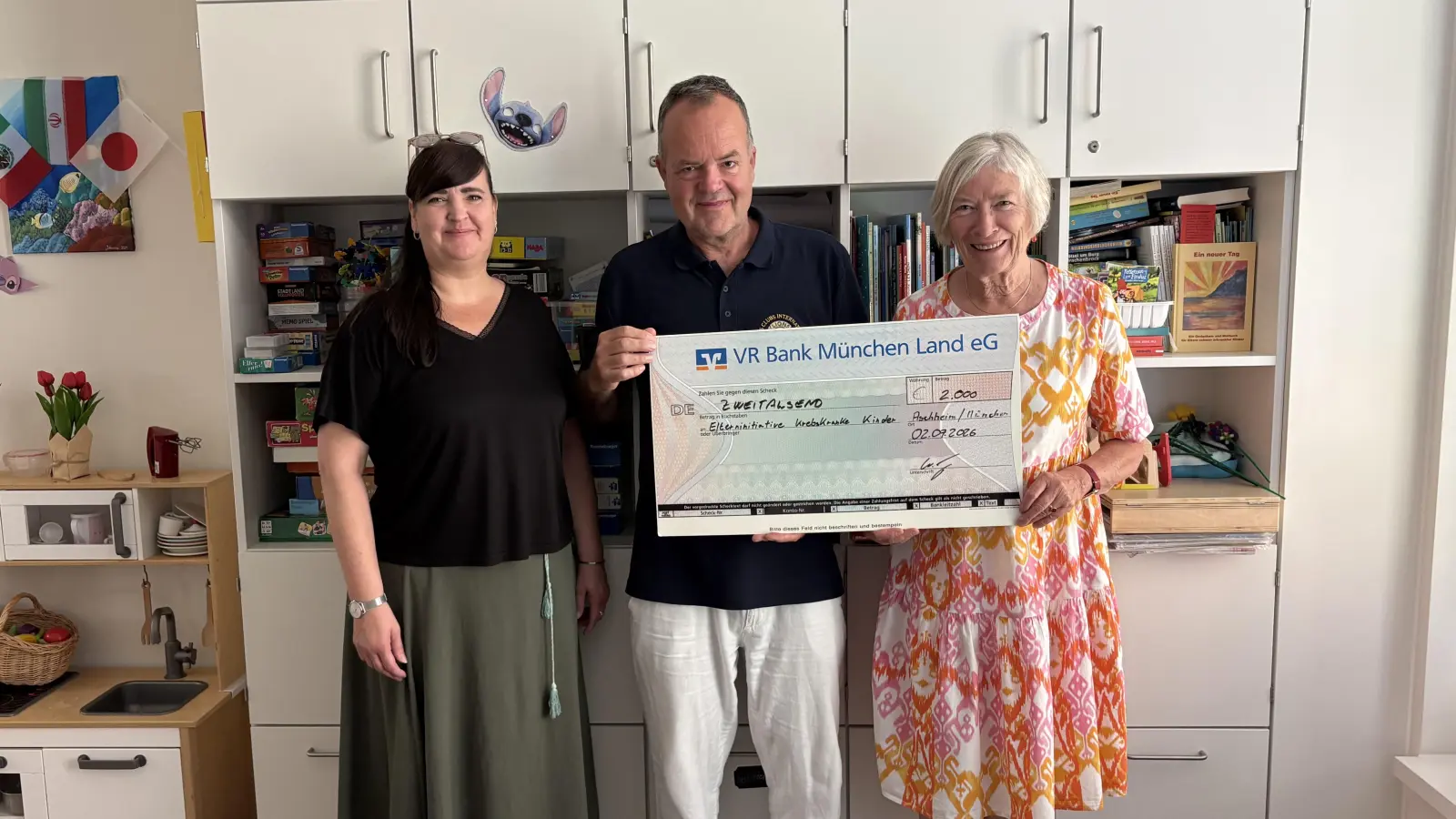 Bei der Spendenübergabe im Schwabinger Krankenhaus (von links): Andrea Lutz (Erzieherin auf der Kinderonkologie), Wolfgang Frank (Präsident des Lions Clubs Aschheim) und Charlotte Diekmann (Vorsitzende der Elterninitiative krebskranke Kinder). (Foto: Lions Club Aschheim Herzog Tassilo III.)