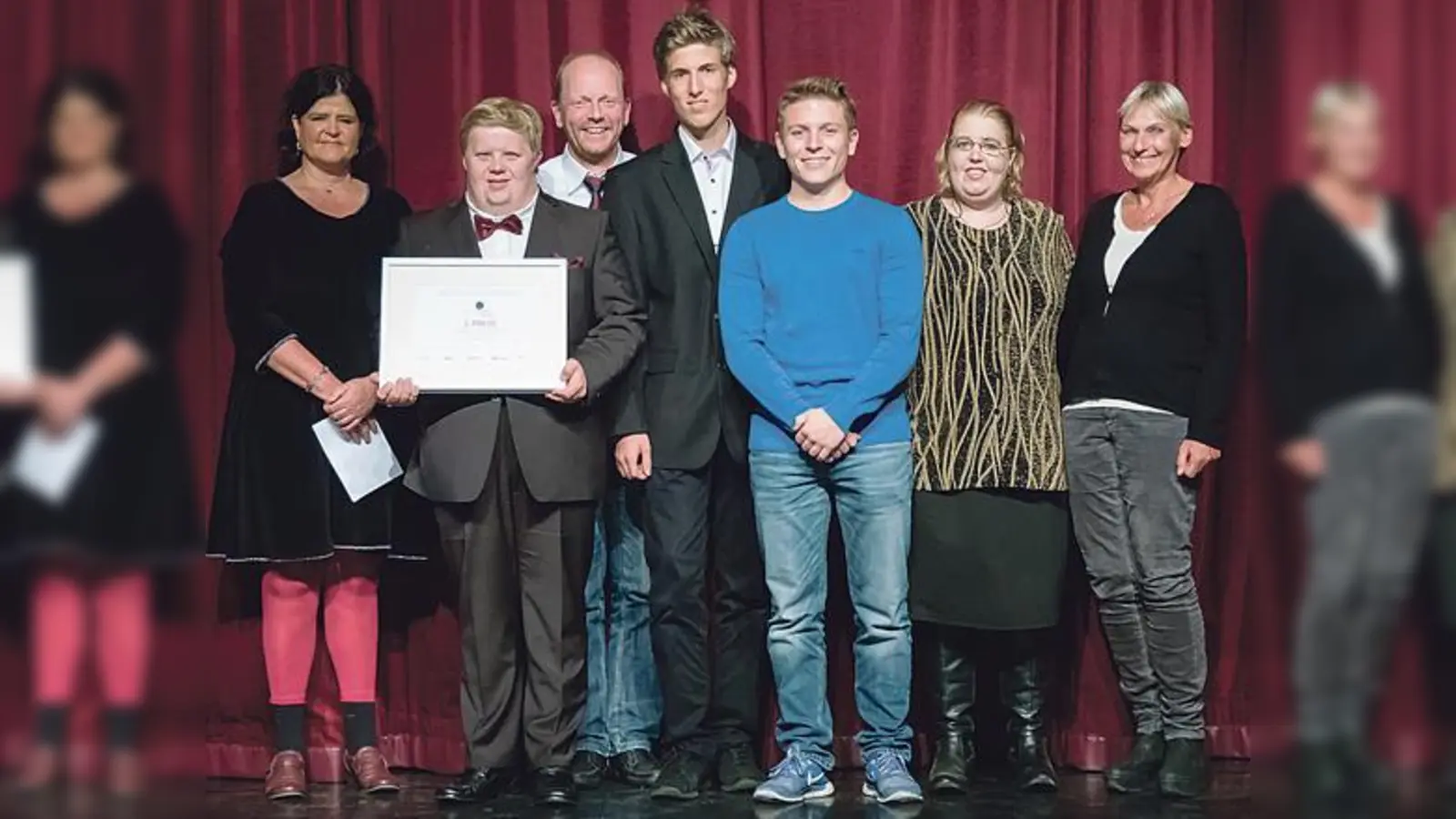 Vertreter des Theaterprojekts des Carl-Orff-Gymnasiums und des Heilpädagogischen Centrums Augustinum waren bei der Preisverleihung.	 (Foto: Max Georgi)