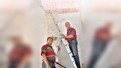 Ein Teil der freigelegten historischen Dekormalerei über den Köpfen von Kirchenpfleger Marinus März (re.) und Stefan Schuldes. 	 (Foto: esm)