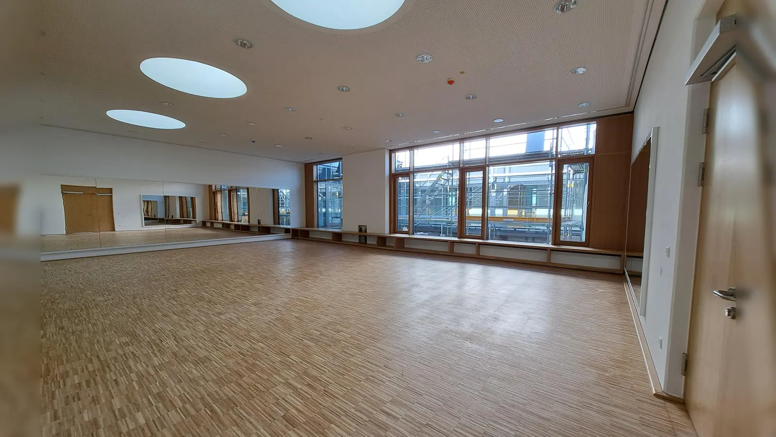 Die Räume werden gerade möbliert. Beim Bewegungsraum ist das am einfachsten, da er „frei” ist. (Foto: Winfried Eckardt)