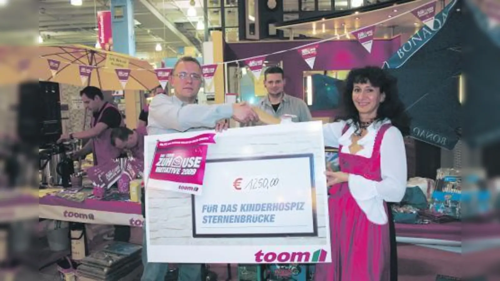 toom-Filialleiter Frank Hoffmann (li.) überreichte Manuela Ullrich einen Spendenscheck über 1250 Euro für das Kinderhospiz Sternenbrücke. (Foto: sb)