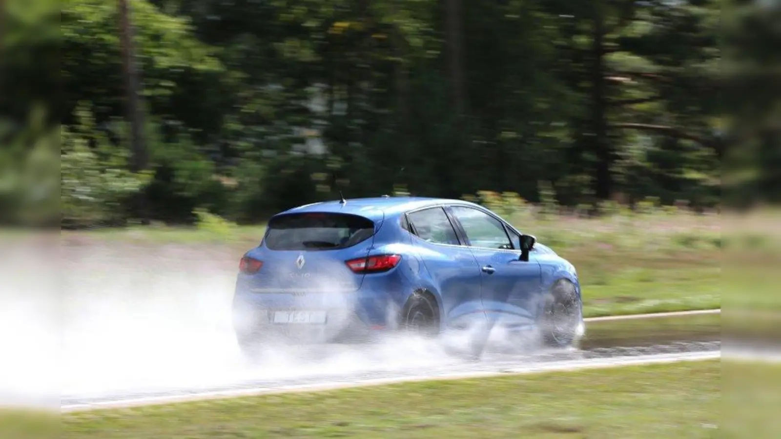 Beim ADAC Sommerreifentest 2016 war ein Kriterium das Verhalten auf nasser Fahrbahn. (Foto: ADAC)