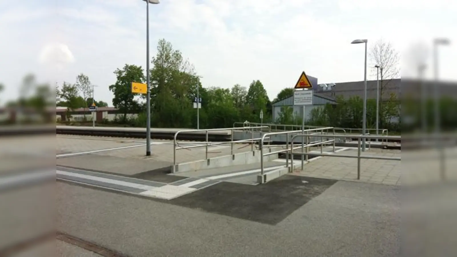 Die Fußgängerrampe im Regionalbahnhof Altötting. So könnte das auch in Perlach aussehen.  (Foto: Kauer)