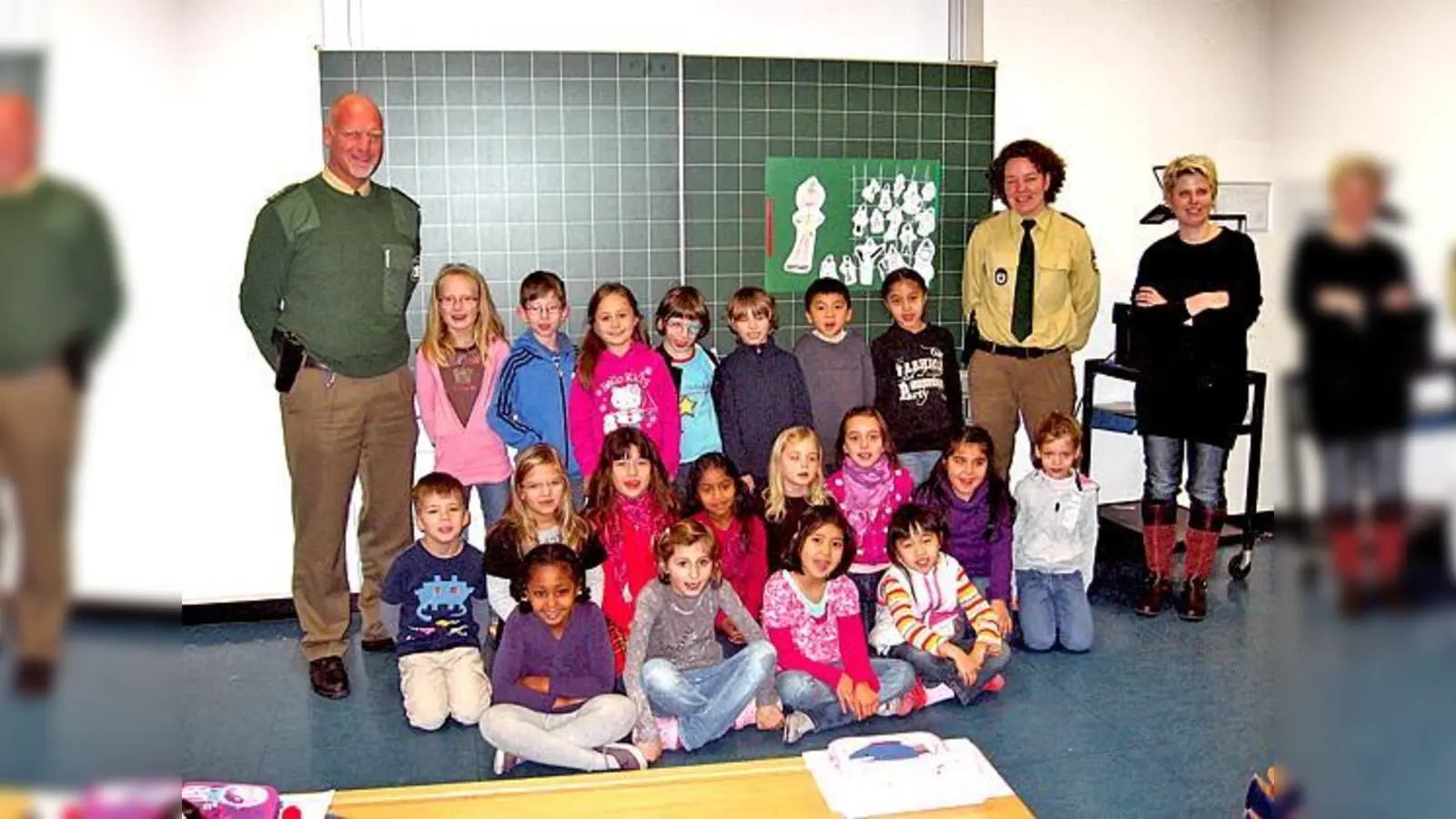 Zwei Bilder konnten die Polizeibeamten in Empfang nehmen. 	 (Foto: VA)