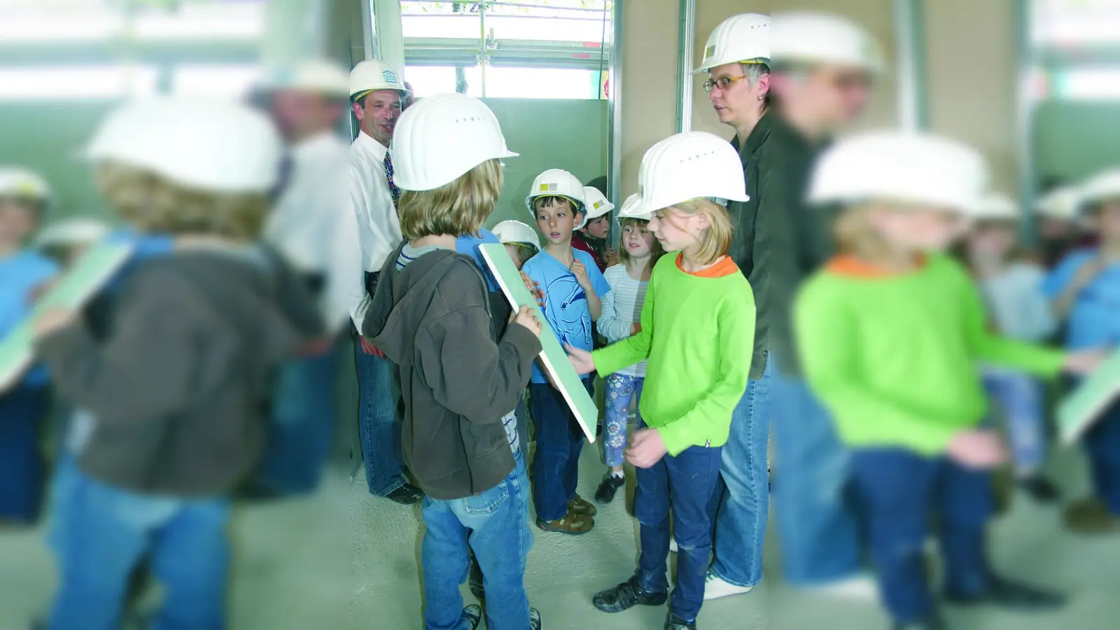 Auf Tuchfühlung: Kinder vom Abenteuer-Spiel-Platz erkunden eine Gipskartonplatte in den Räumen der zukünftigen Kinderkrippe. (Foto: cf)