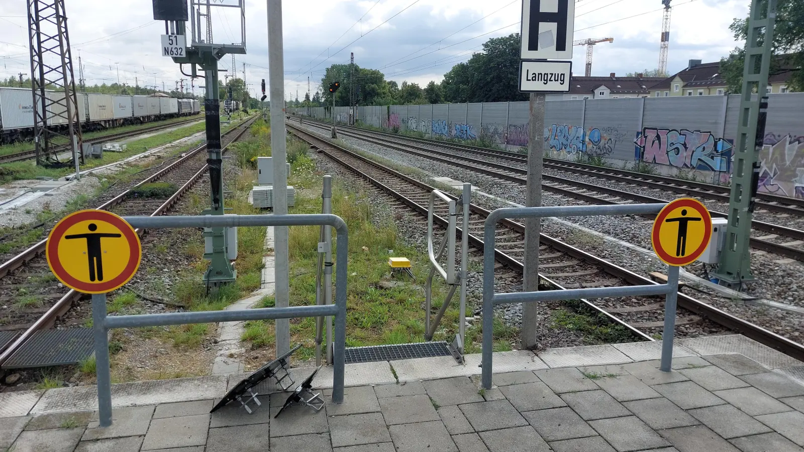 Für Bahnanlagen, Gleise und abgestellte Züge gilt aus gutem Grund „Betreten verboten!”: Hier herrscht immer Lebensgefahr. (Foto: bas)