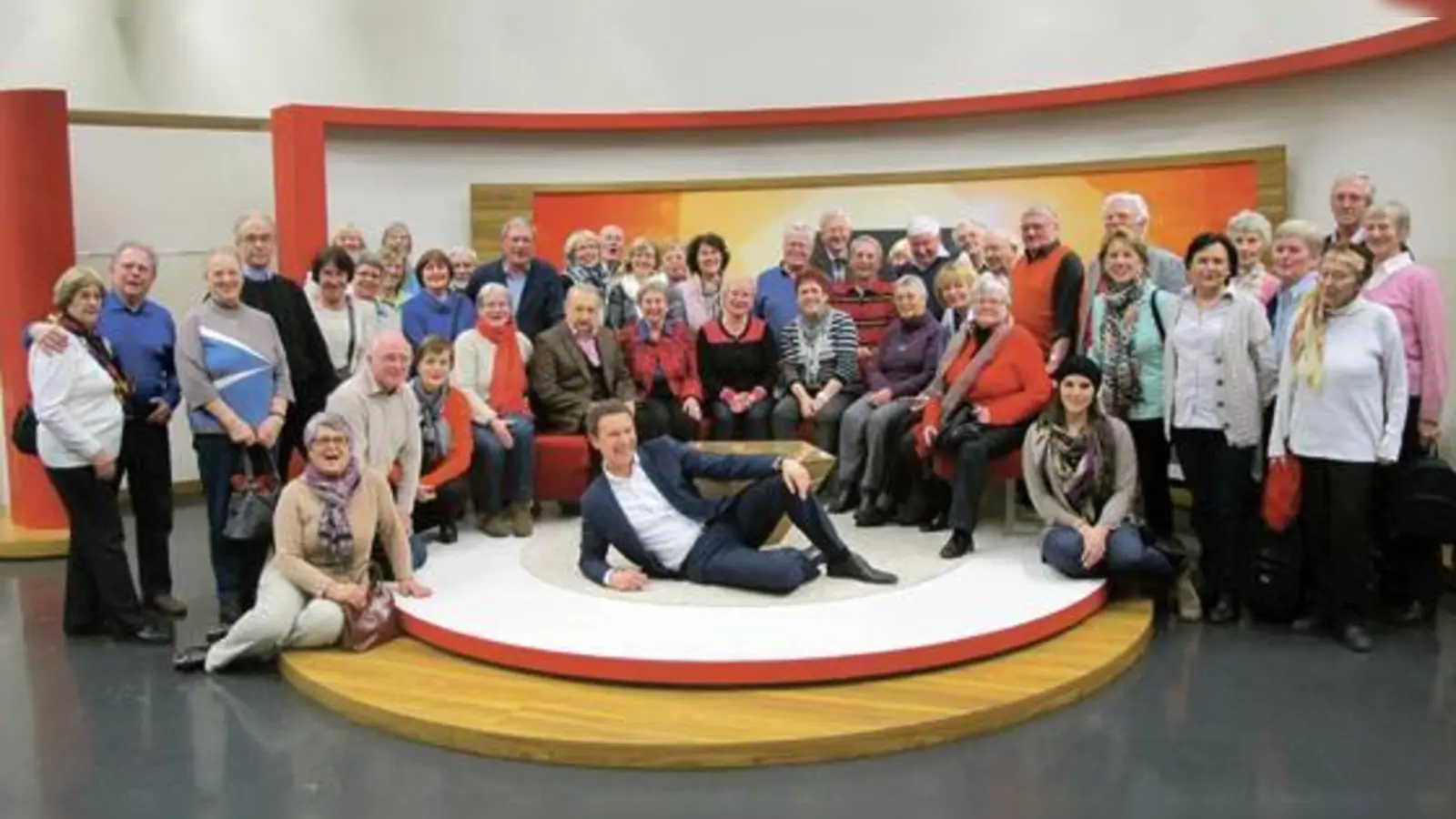 Moderator Roman Roell mit den 50 Teilnehmern an der BR-Führung.  (Foto: Festring)