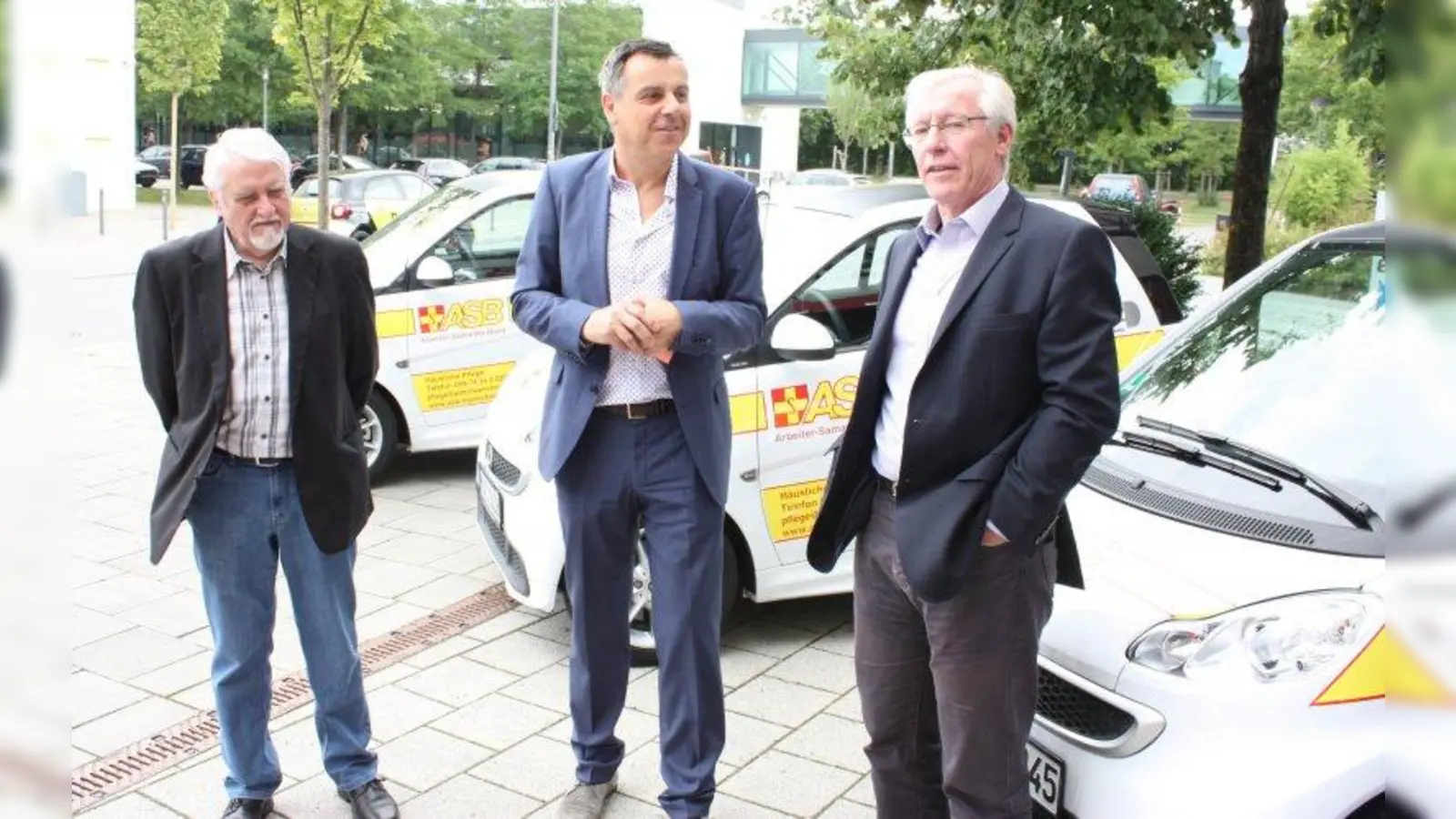 ASB-Vorstand Thomas Nindl (Mitte) freut sich mit Seniorenbeirat Gerhard Krug und ASB-Geschäftsführer Christian Boenisch (rechts) über die drei Elektro-Smarts. (Foto: job)