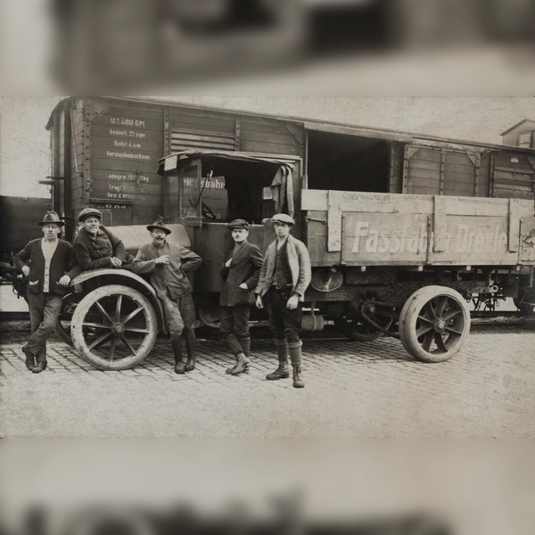 Seinerzeit modernste Technik: Ein Lastwagen der Faßfabrik Drexler (Westendstraße 95 i) am Güterbahnhof mit Arbeitern (Aufnahme von 1920). Ein paar Jahre später wurden in München die ersten Ampeln montiert. (Foto: Stadtarchiv München DE-1992-FS-PK-STB-01684)