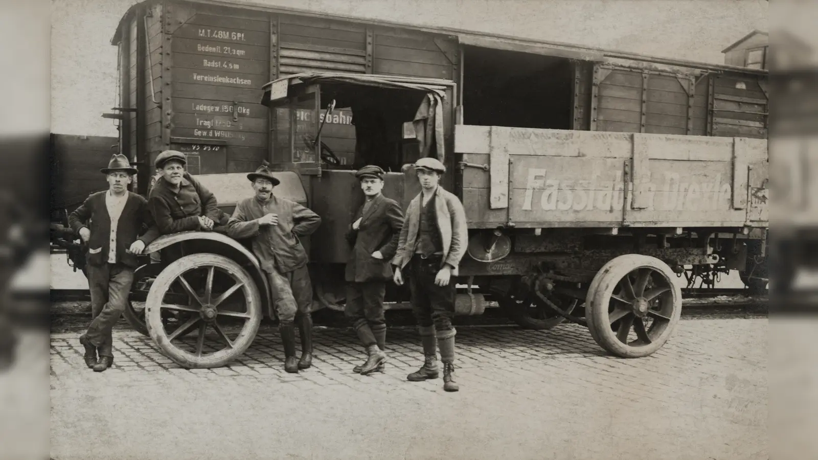 Seinerzeit modernste Technik: Ein Lastwagen der Faßfabrik Drexler (Westendstraße 95 i) am Güterbahnhof mit Arbeitern (Aufnahme von 1920). Ein paar Jahre später wurden in München die ersten Ampeln montiert. (Foto: Stadtarchiv München DE-1992-FS-PK-STB-01684)