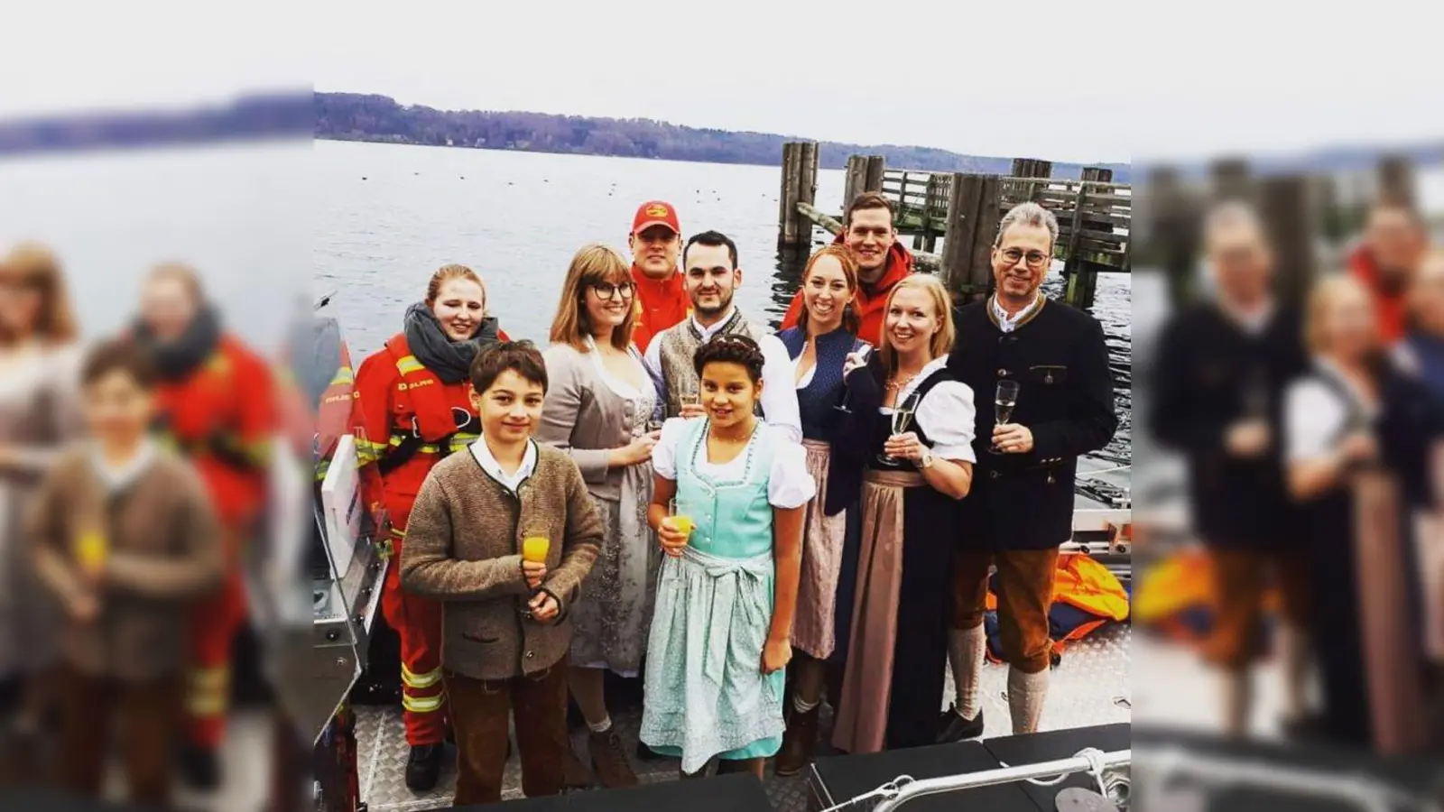 Die Prinzenpaare Markus und Julia, Máximo und Emilia gehen an Land, geleitet von den PFC-Präsidentinnen Steffi Lörke und Franziska Curth sowie Bürgermeister Rainer Schnitzler. (Foto: PFC Pöcking)