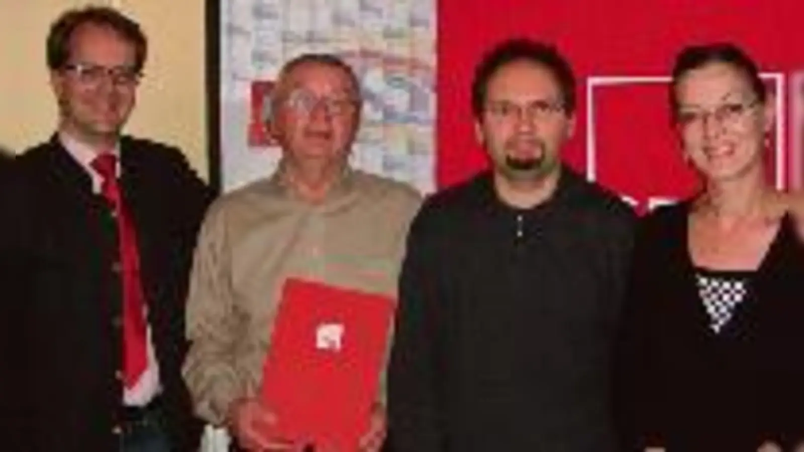 Jubilar Helmut Kolmeder (2.v.li.) freute sich im Kreise seiner SPD-Kollegen über die Ehrung.	 (Foto: VA)