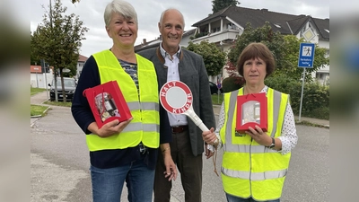 Bürgermeister Klaus Kögel mit den langjährigen Schülerlotsinnen Christine Petsch (l.) und Angelika Kasten am Übergang beim Krankenhaus Seefeld. (Foto: pst)