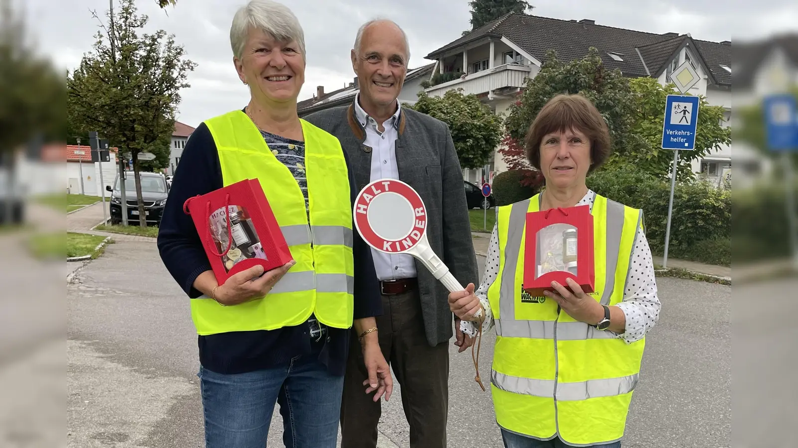 Bürgermeister Klaus Kögel mit den langjährigen Schülerlotsinnen Christine Petsch (l.) und Angelika Kasten am Übergang beim Krankenhaus Seefeld. (Foto: pst)