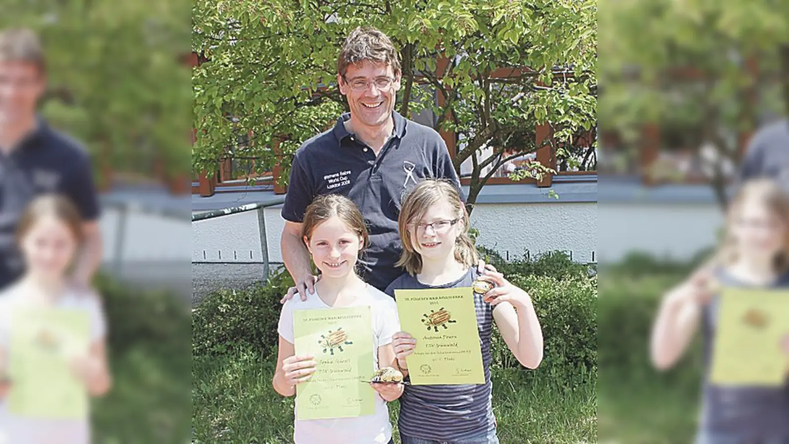 Trainer Thorsten Brandt mit den kleinen Fechterinnen Sophie Schroll und Antonia.   (Foto: VA)