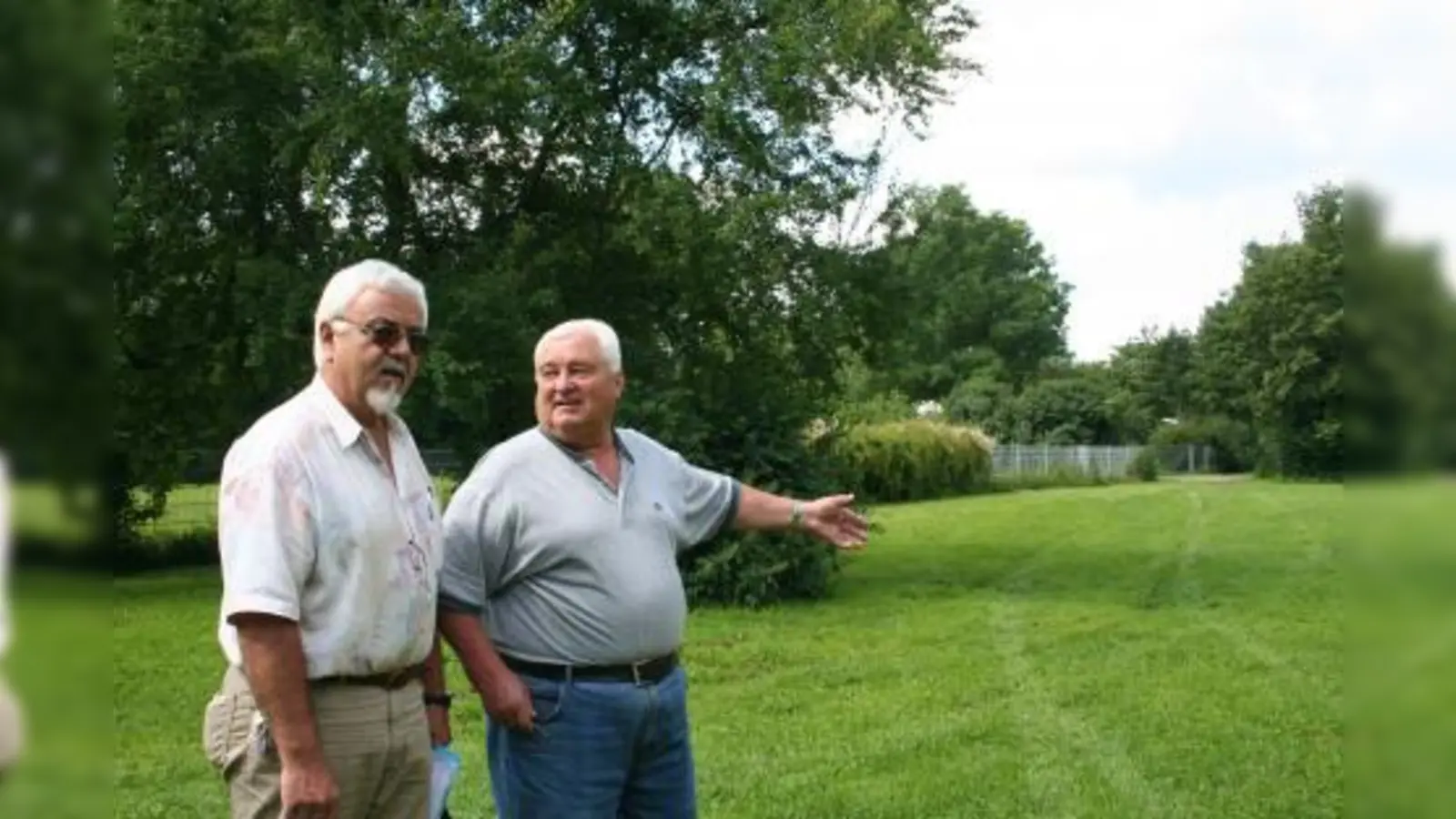 Klaus-Dietrich Lübbe (links), Vorsitzender des Kleingartenvereins SW 52 und sein Vereinsfreund Walter Korger befürchten das Schlimmste, sollte auf der Grünfläche neben ihren Gärten eine Anlaufstelle für Jugendliche eingerichtet werden. (Foto: tg)